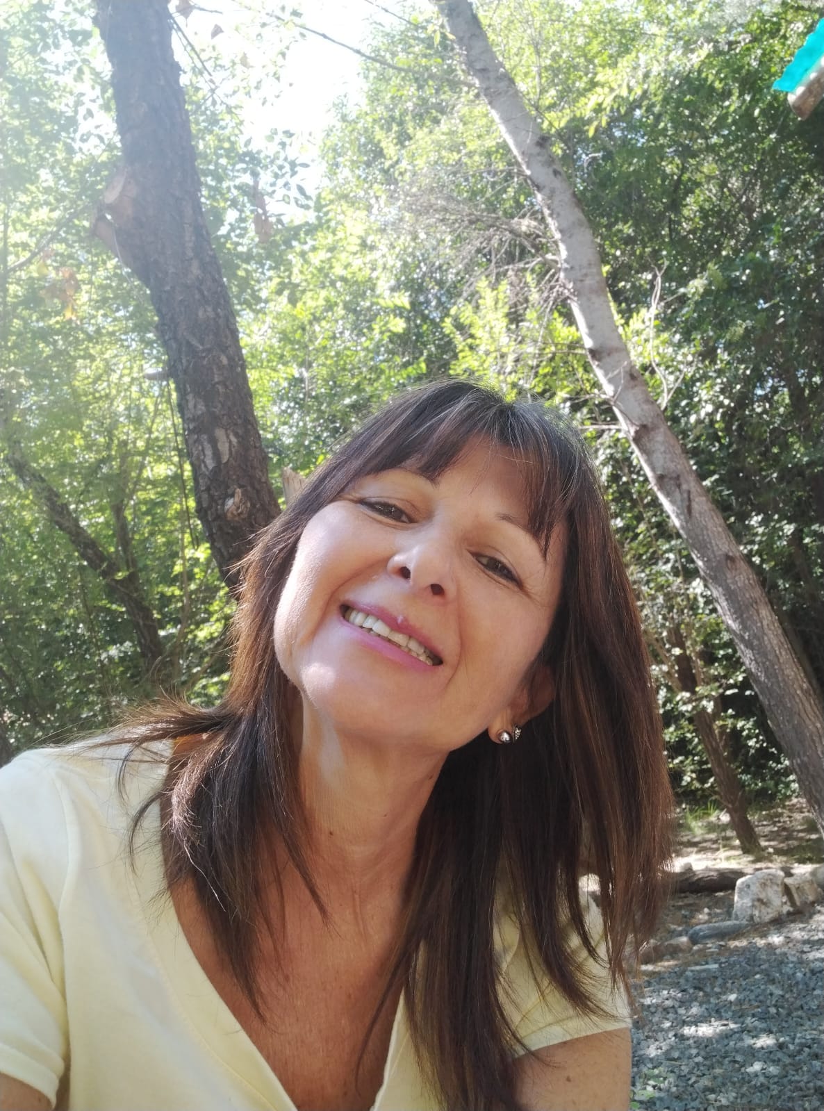 Retrato de Olga Ledezma en la naturaleza