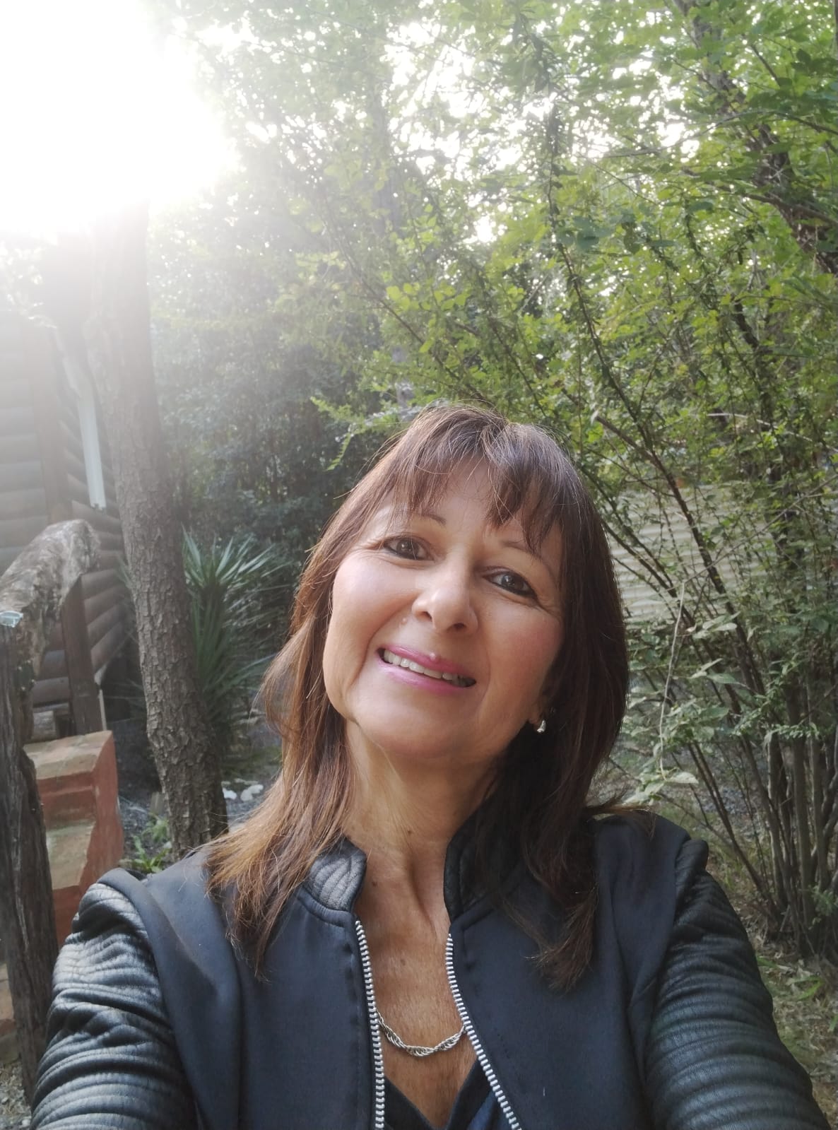Olga Ledezma sonriendo en un entorno natural